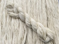 Merino SW Maulbeerseide Cashmeregarn 7-3 DK Merino SW Maulbeerseide Cashmeregarn 7-3 DK